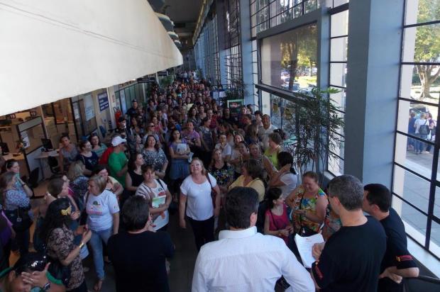 Professores lotam Câmara e prefeitura de Caxias em protesto ao fim de horas-extras Lisiane Zago/Divulgação