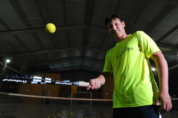 Na Zona Norte de Caxias, projeto que ensina tênis a adolescentes revela cidadãos melhores e novos talentos Diogo Sallaberry/Agencia RBS