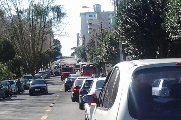 Descargas em obra atrapalham trânsito em rua de Caxias do Sul Amob Panazzolo/Divulgação