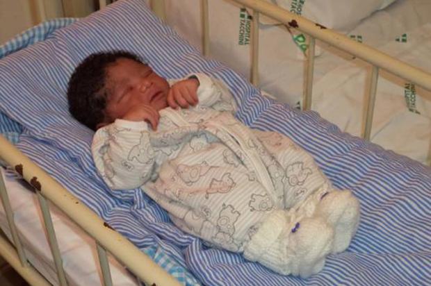 Primeiro bebê do ano em Bento Gonçalves é filho de imigrantes haitianos Régis Genehr/ Hospital Tacchini / Divulgação/