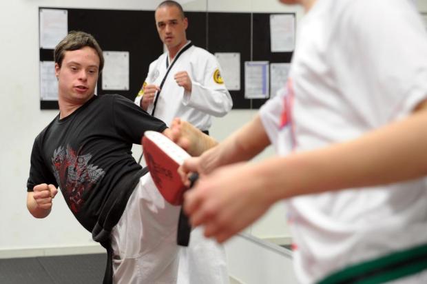 Caxiense com síndrome de down se destaca no taekwondo (e na cozinha) Felipe Nyland/Agencia RBS