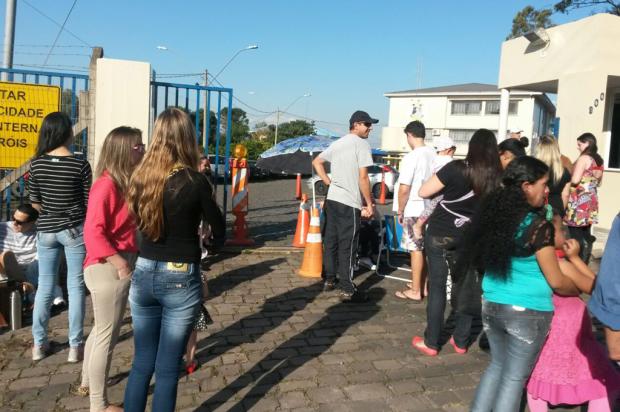 Familiares de policiais e servidores da Brigada Militar protestam contra parcelamento de salários, em Caxias Raquel Fronza / Agência RBS/